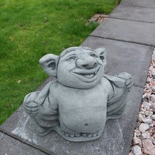 Steinfigur Troll Exhibitionist