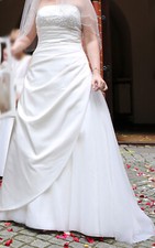 Lilly Hochzeitskleid / Brautkleid ~ Gr. 40 ~ Schnürung & Schleppe ~ Schulterfrei