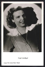 AK Schauspielerin Inge Landgut lächelnd im Scheinwerferlicht porträtiert 