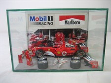 F1 Marlboro Ferrari F2005 1:18 Hockenheim Schumacher + Showcase + OVP Diorama