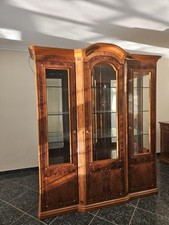 Buffet mit beleuchtetem Glasvitrinen Aufsatz 