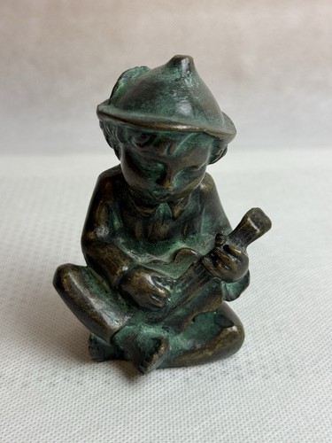 Bronzefigur junge mit hut - mit,
