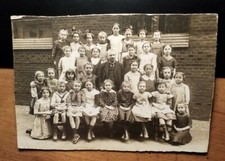 Mann in Gruppe Mädchen - Lehrer ? Schule ? / KAB Tauentzien-Atelier Breslau