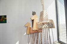 Mirek Trejtnar - 2 Könige - Holzskulptur auf Stahlbeinen