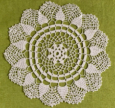 Wunderschöne alte- Runde Tischdecke Häkeldecke Handarbeit 27 cm Durchmesser Weiß