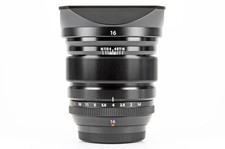 Fujifilm Fujinon XF 16 mm F/1,4 R WR mit Fujifilm LH-XF 16 - Weitwinkelobjektiv