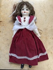 Braunhaarige Puppe ca. 45cm in rotem Samtkleid - sucht neues Zuhause