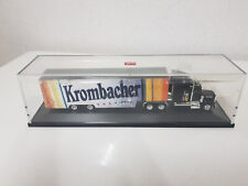 Herpa Peterbilt Showtruck Koffersattelzug "Krombacher" 1:87 in Vitrine 