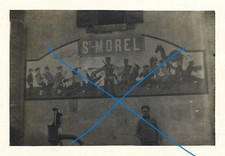 Foto  Saint Morel Ardennes Frankreich 1WK - Soldat vor Haus mit Propaganda