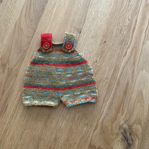 Handgestrickte kleidung - kleidung, f