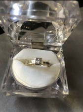 18CT PRINCESS CUT DIAMOND ENGAGEMENT RING. YELLOW GOLD