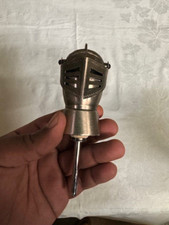 Alter Flaschenausgießer - Ritterhelm verziert aus Chrom (Silber) - 