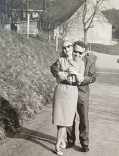 Paar albert lachend auf der Straße rum Frau typische 60er Jahre Mode Mann Foto