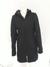 Schwarzer Mantel mit Kapuze