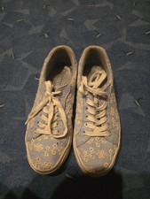 Blaue sneaker mit weißer - sneaker,