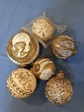 Weihnachten: 6 Prächtige Deko Kugeln Barocke Form Weiß mit Golddekor Reliefiert