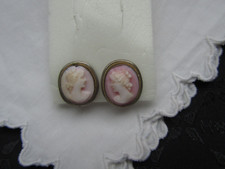 Antike Ohrringe fein geschnitten Koralle Gemme Kamee Perlrand Silber