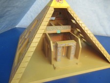 4240 Pyramide  Gebäude