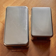 2 Schachteln / Boxen aus Metall mit Deckel und Etiketthalter