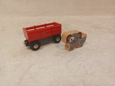 120.0039 Brio 33049 Wagen Anhänger Waggon m. Ladung Hund Holzeisenbahn Railway