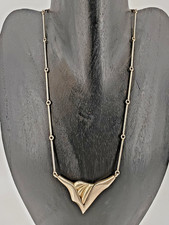 schönes Design Collier N E