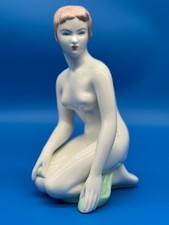 Handbemalte Porzellan Figur einer knienden Dame Aquincum Budapest