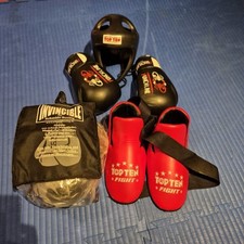 Kampfsport Ausrüstung: Top Ten Kopfschutz, Fußschutz, Boxhandschuhe und Pratzen