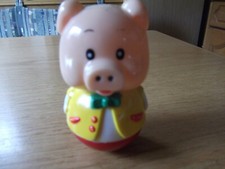 Babyspielzeug ab 6 Monate -Stehauffigur Schweinchen -8,5 cm