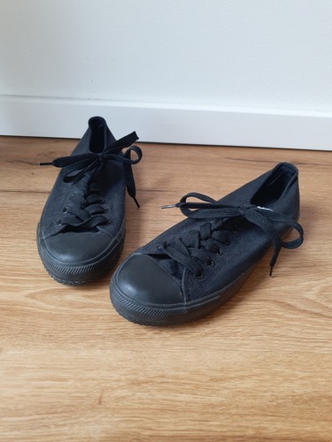 Schwarze sneaker zum schnüren - schwarze,