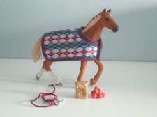 Tolles Schleich Pferd Horse Club mit Halfter, Decke  und Futter