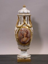 dr24/3  Älteste Volkstedt  Deckelvase Empireform  mit Damenportrait  ~ 1900