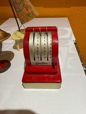 Antikes Kinderspielzeug Registrierkasse und Puppenmöbel. Registrierkasse Mechani
