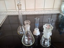 2 kleine Messzylinder und 3