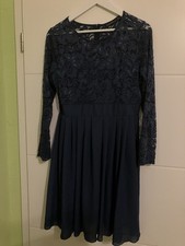 Schönes kurzes Abendkleid mit Spitze und langen Ärmeln