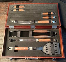 edler Grillkoffer aus Holz mit edlem Grillbesteck - nagelneu - nie benutzt
