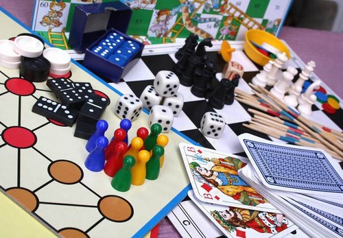Brettspiel und kartenspiel - und,