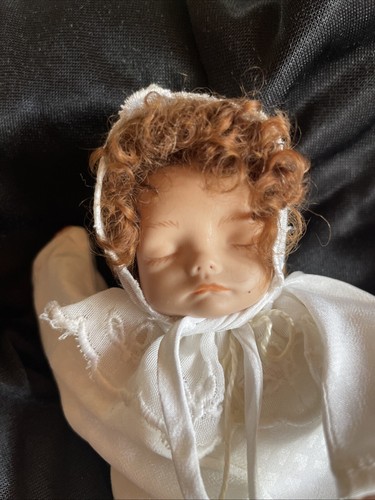 Porzellanpuppe reine