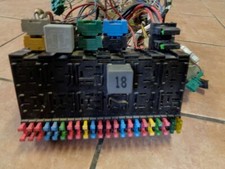 VW Golf III Cabrio Sicherungskasten mit Relais 357937039