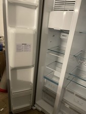 Kühl Gefrierkombination mit Eiswürfelzubereitung und Barfach.