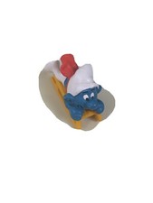 Schlitten Schlumpf roter Schal