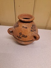 Antike/Alte Tonvase mit drei Henkeln – Rustikale Keramik mit floralem Muster...