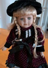 Porzellan Puppe Sammelpuppe Rotes Kleid Schwarzer Samt Hut