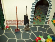 Puppenstube-Puppenhaus-Staubsauger-Bohnerbesen-ANFOE-Rarität-Antik-Seltenheit-