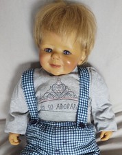 Die Künstlerpuppe Michael v. Laura Tuzio-Ross, Silikon-Vinyl, 2006, MPG, Papiere