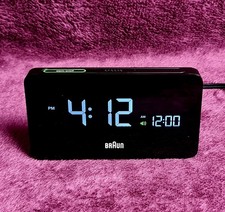 Braun Digitaler Wecker mit LCD-Display, 2x USB-Anschlüsse, Modell BNCO20BK