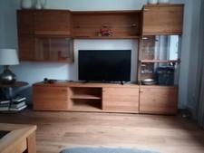 2 Vitrinen mit Beleuchtung, Regal und Lowboard aus Massivholz Wildeiche geölt