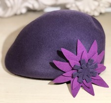 Damen Schiebermütze Barett Kappe mit Blüte Wolle aubergine/dunkellila