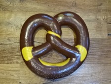 Große Deko-Brezel Wandornament Braun Geschäumt 80er Jahre Retro vom Bäcker