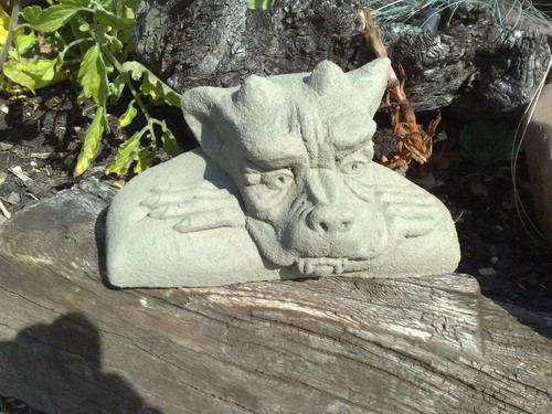 Mauer fenster hocker gargoyle - mauer,