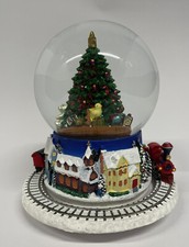 Dekorative Spieluhr / Schneekugel mit Weihnachtsbaum, Zug + Schneewirbel